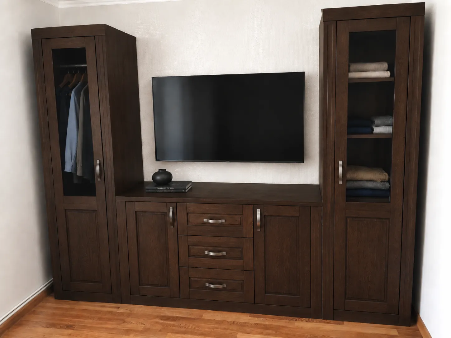 Dormitor cu mobilier realizat la comandă de BIGAL Design