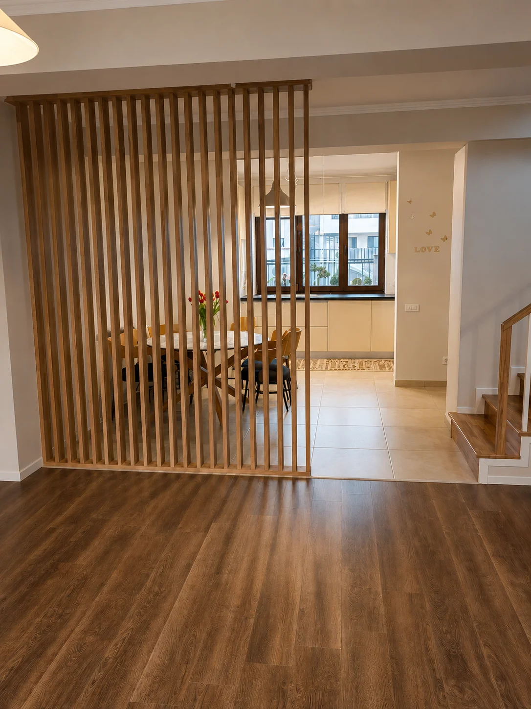 Partiție din lamele de lemn între living și zona de dining