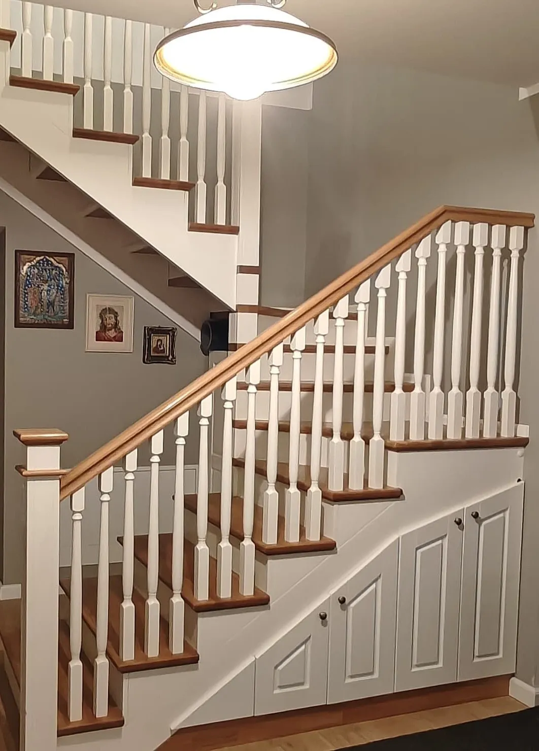 Scară interioară din lemn cu balustradă albă, realizată de BIGAL Design